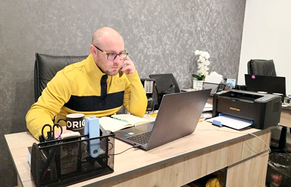 Директор компании за рабочим столом